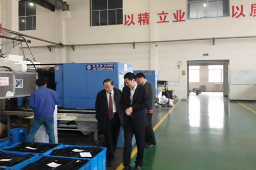 中国轻工业联合会副会长、中国塑料加工工业协会会长钱桂敬，莅临我公司视察工作